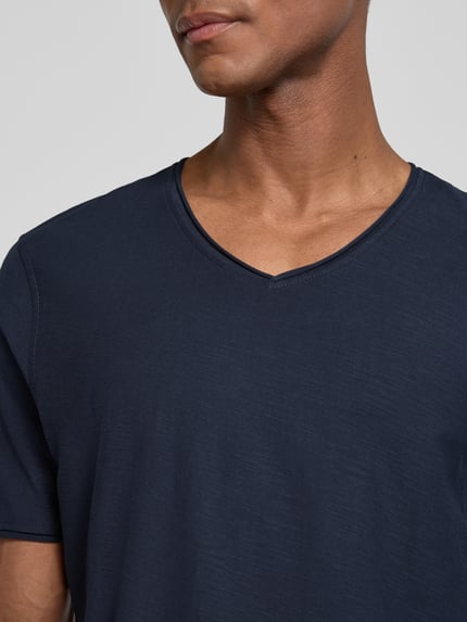 Männermodel trägt T-Shirt mit V-Ausschnitt und Rollsaum von MCNEAL in Dunkelblau, Reine Baumwolle, Regular-Fit, Nahaufnahme Oberkörper.