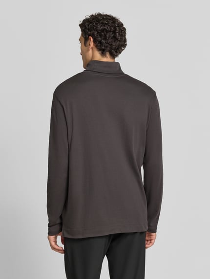 Männermodel trägt Regular Fit Longsleeve aus reiner Baumwolle mit Rollkragen von Christian Berg Men in Dunkelbraun, Rückenansicht.