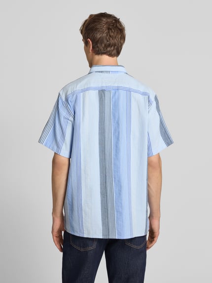 Männermodel trägt Relaxed Fit Freizeithemd aus reiner Baumwolle von Tommy Jeans mit Optik:Allover-Muster, gestreift, Ganzkörperansicht Rückansicht
