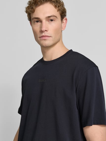 Męskimodel nosi Relaxed Fit T-Shirt aus reiner Baumwolle Modell 'TEE 10' von BOSS Green, czarny, gładka faktura, zbliżenie na górę ciała