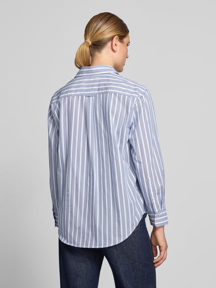Vrouwenmodel draagt Relaxed Fit Langarmbluse aus reiner Baumwolle van GANT, blauw met witte strepen, gladdere textuur, Ganzkörperaanzicht achterzijde.