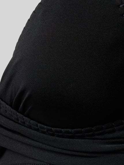 Produktfoto, Bikini-Oberteil mit abnehmbaren, verstellbaren Trägern von WATERCULT in Schwarz, glatte Textur, detailreiche Nahaufnahme.