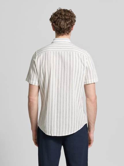 Männermodel trägt Slim Fit Freizeithemd mit Kentkragen von Lerros, Reine Baumwolle, Kurzärmelig, feines Streifenmuster, Ganzkörperansicht Rückansicht.
