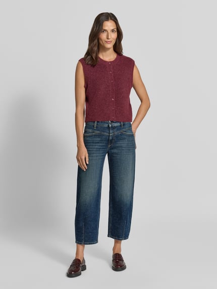 Frauenmodel trägt Barrel Jeans aus Baumwoll-Mix Modell 'ELIN' von CAMBIO in Dunkelblau, kombiniert mit ärmellosem Oberteil, Ganzkörperansicht von vorne, Damen Barrel Jeans von CAMBIO.