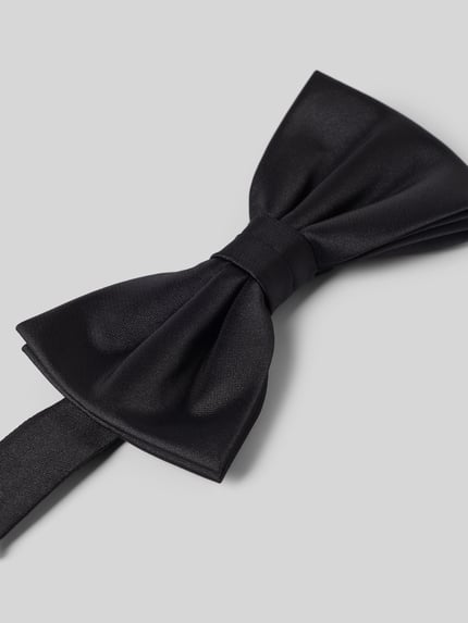 Produktfoto, Kummerbund mit Fliege von Willen in Schwarz, unifarbenes Design mit gelegten Falten, glatte Textur, elegantes Herren-Accessoire.