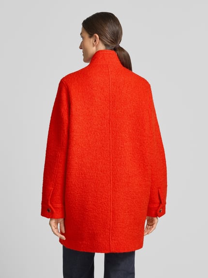 Frauenmodel trägt Kurzmantel aus Schurwolle mit Stehkragen von Lanius in leuchtendem Rot, Strukturwolle, Regular Fit, Knopfleiste, Rückansicht, KI-modifiziertes Bild.