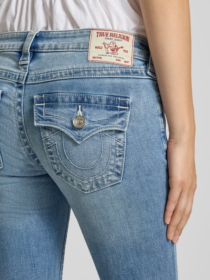 Frauenmodel trägt hellblaue Bootcut-Jeans aus Baumwoll-Mix Modell 'JOEY' von TRUE RELIGION, Damen Bootcut-Jeans, Nahaufnahme Rückansicht.