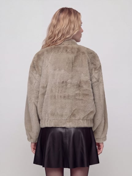 Frauenmodel trägt Webpelzjacke mit verdecktem Druckknopfverschluss von JAKE*S WOMAN CASUAL, beige, Strukturmuster, Ganzkörperansicht Rückansicht.