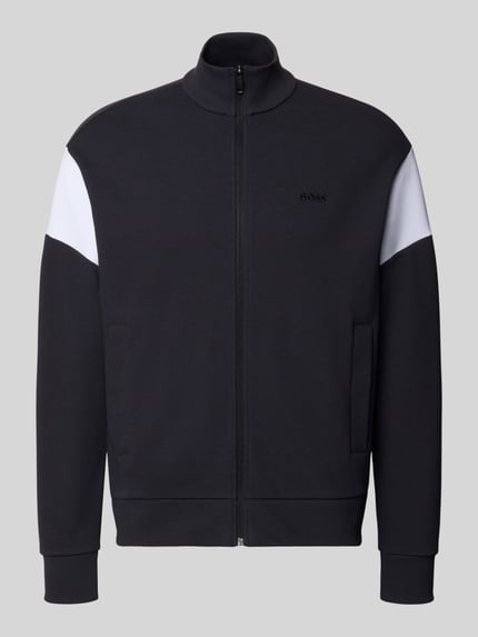 Produktfoto, dunkelblaue Regular Fit Sweatjacke aus Baumwoll-Mix Modell 'SW_Union Skaz' von BOSS für BOSS Green mit weißen Schulterpartien, glatte Stoffstruktur.