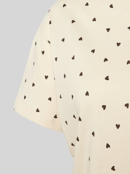 Frauenmodel trägt Pyjama-Oberteil mit Rundhalsausschnitt von Jake*s Casual, Reine Baumwolle, Regular-Fit, Allover-Muster, Nahaufnahme Oberkörper.