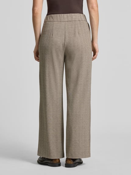 Frauenmodel trägt Weite Hose mit Viskose-Anteil von s.Oliver BLACK LABEL, beige gemustert, lockere Form, Ganzkörperansicht Rückansicht. Damen Weite Hose von s.Oliver BLACK LABEL.