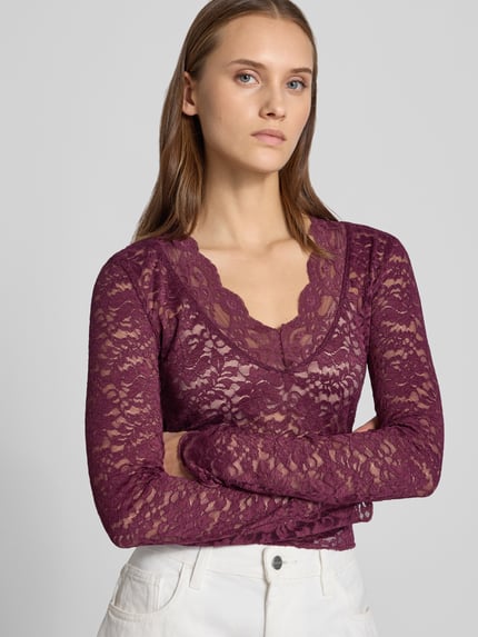 Frauenmodel trägt Slim Fit Langarmshirt in Spitzen-Mesh-Optik Modell 'NIKKA' von ONLY, Bordeaux mit floraler Struktur, Nahaufnahme Oberkörper, Damen Langarmshirt von ONLY