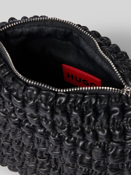 Produktfoto, Henkeltasche mit Label-Applikation Modell 'Mhati' von HUGO in schwarzer Lederoptik, quadratisch, Reißverschluss, Hauptfach, Struktur mit Raffung
