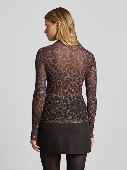 Vrouwenmodel draagt Slim Fit shirt met lange mouwen met all-over hartenmotief, hooggesloten hals in mesh-look, Model 'ERICA' van ONLY, zwart en bruin, materiaalverwerking: mesh, Ganzkörperansicht Rückansicht.