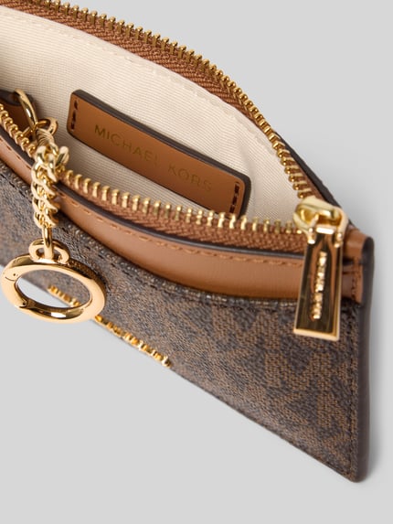 Productfoto, portemonnee met logodetail Model 'Jet Set' van MICHAEL Michael Kors met all-over logoprint, hoofvak met ritssluiting, steekvak, bruine tinten, goudkleurige hardware, structuurmateriaal