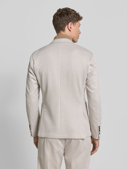 Männermodel trägt Sakko mit floraler Applikation Modell 'Hoverest' von JOOP! Collection, hellbeiger Stoff, Rückenansicht, Ganzkörperansicht Rückansicht, Regular Fit, Viskose-Mix, Reverskragen, Knopfleiste.