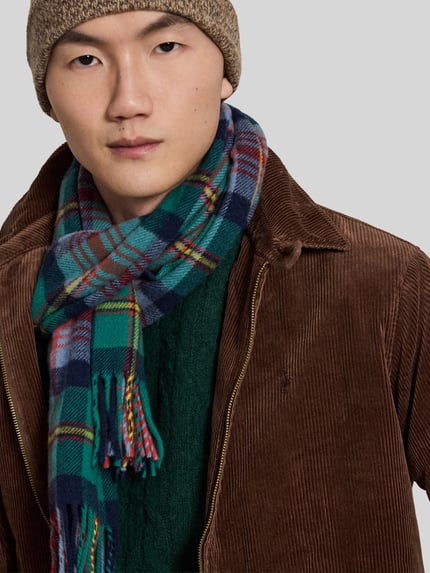 Mannenmodel draagt Regular Fit blouson van corduroy van Polo Ralph Lauren in bruin, zichtbaar grof ribbelpatroon, Nahaufnahme Oberkörper.