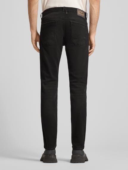 Mannelijk model draagt Jeans met Label-Detail van PME Legend, rechte snit, katoenmix, stretch, kontzakken, detailopname rugaanzicht.