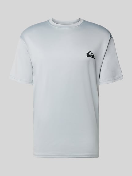 Produktfoto, T-Shirt mit Rundhalsausschnitt und Logo von Quiksilver in Hellgrau, Regular Fit, Material-Mix mit Stretch-Anteil, Logo auf Brust