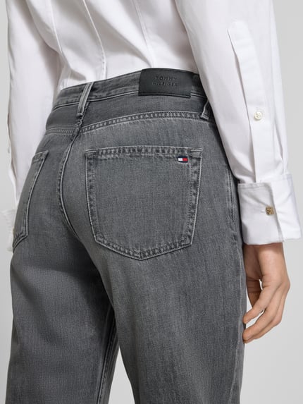 Vrouwenmodel draagt Straight Fit Jeans uit pure katoen van Tommy Hilfiger in grijs, 5-pocket, labeldetails, denim textuur; detailopname.