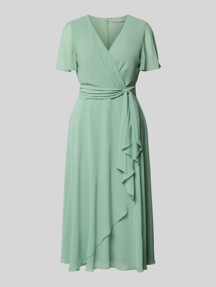 Produktfoto, Knielanges Cocktailkleid mit Bindegürtel von Christian Berg Cocktail in sanftem Mintgrün aus Chiffon, taillierter Schnitt, Wickel-Optik, knielang, weiche Textur.