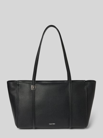 Produktfoto, Shopper mit Label-Detail van CK Calvin Klein, zwart met fijne structuur, hoofdvak met rits, binnenvak, hengsel, 47x26x16 cm, 63 cm schouderriem