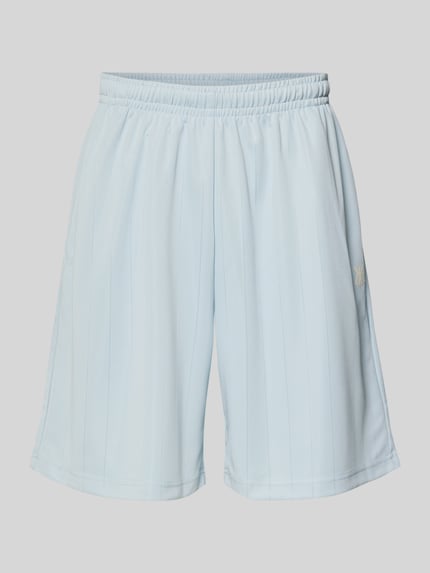 Produktfoto, lichtblauwe Relaxed Fit Shorts met elastische band model 'Insignia' van KARL KANI, logodetail, bandwijdte maat M 37 cm, binnenbeenlengte maat M 20 cm, heren short
