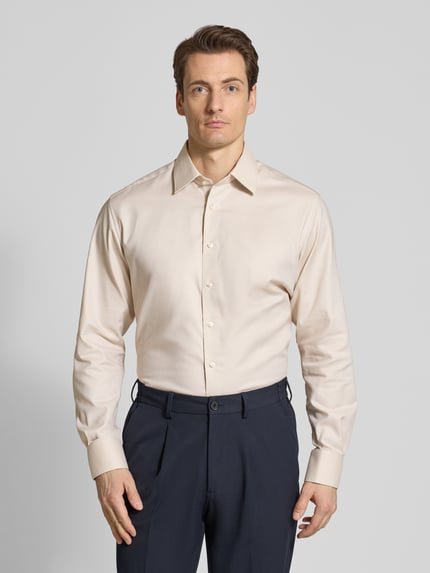 Männermodel trägt Regular Fit Business-Hemd mit Kentkragen von ETERNA in Beige, reine Baumwolle, Knopfleiste, Sportmanschetten, Ganzkörperansicht von vorne. Rückenlänge 80 cm, Schulterbreite 46 cm, Ärmellänge 66 cm bei Größe 40.