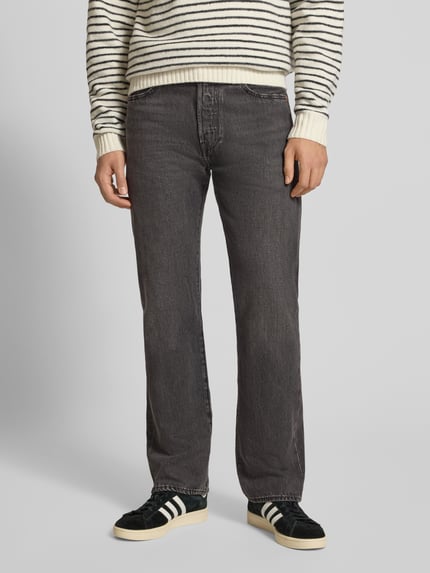 Mannenmodel draagt Regular Fit Jeans met steekzakken model '501®' van Levi's®, pure katoen, used-look, vooraanzicht heup tot voeten.