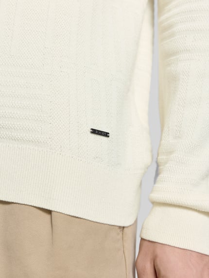 Männermodel trägt Strickpullover mit gerippten Abschlüssen Modell 'Raikon' von JOOP! Collection in Creme, Nahaufnahme Oberkörper, reine Baumwolle, Regular Fit.