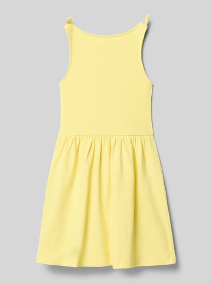 Mädchen trägt Ausgestelltes Freizeitkleid aus Baumwoll-Mix von s.Oliver RED LABEL, Optik: Unifarben, Ganzkörperansicht Rückansicht.