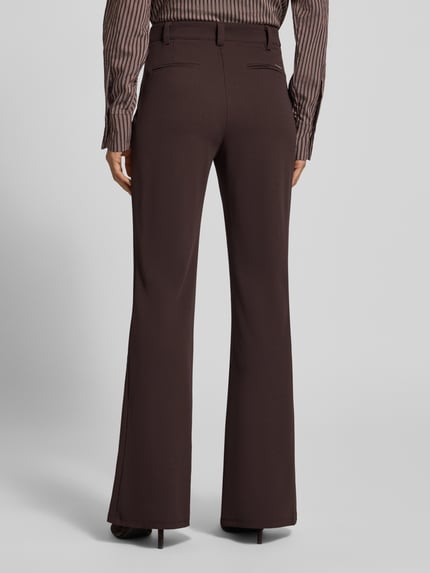 Männermodel trägt High Waist Bootcut Hose mit Knopf- und Reißverschluss von MICHAEL Michael Kors, braun, Material-Mix mit Stretch, Gesäßtaschen, Szerokość w rozmiarze S: 38 cm, długość wewnętrzna nogawki: 82 cm, Ganzkörperansicht Rückansicht