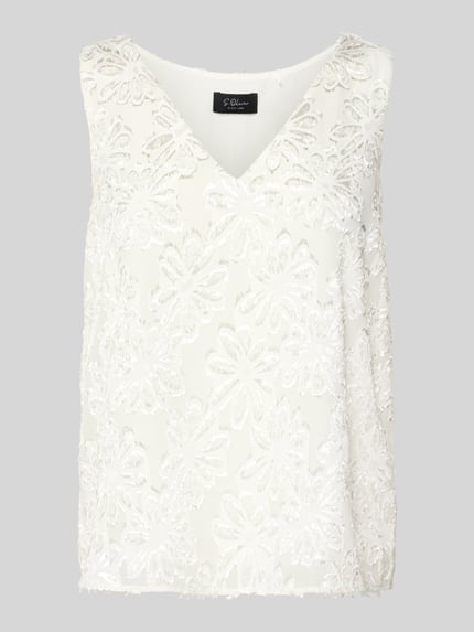 Frauenmodel trägt Regular Fit Top mit floralem Muster von s.Oliver BLACK LABEL, Optik: Unifarben, Passform: Regular-Fit, Muster: Floral, V-Ausschnitt, Ärmelform: Ohne, strukturiert, Weiß mit floraler Textur, Nahaufnahme Oberkörper.