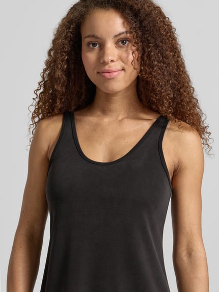 Vrouwenmodel draagt Maxikleid met Rundhalsausschnitt und Logo-Stitching van Karo Kauer, viscosemix met stretch, loose fit, nahaufnahme bovenlichaam.