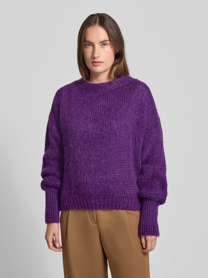 Frauenmodel trägt Oversized Strickpullover mit Rundhalsausschnitt Modell 'Isolde' von LOLLYS LAUNDRY in Lila, Material-Mix mit Mohair-Anteil, gerippte Abschlüsse, lockere Passform, Ganzkörperansicht von vorne.