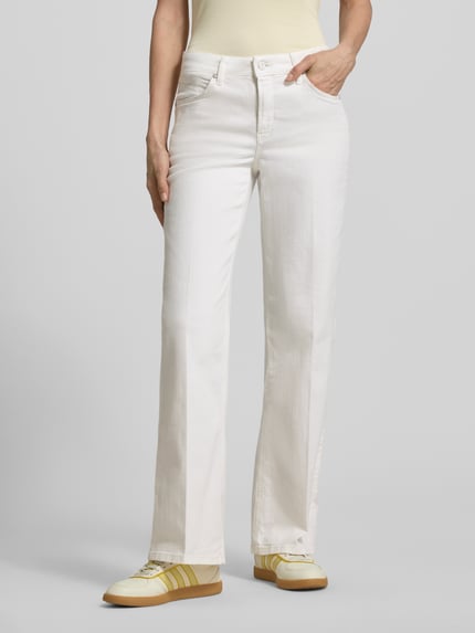 Frauenmodel trägt Straight Fit Jeans aus Baumwoll-Mix Modell 'Carie' von Someday, 5-Pocket-Design in Weiß, Nahaufnahme Oberkörper.