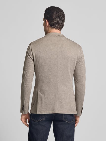 Männermodel trägt Regular Fit Blazer mit Zierstein von HECHTER PARIS in Beige, Baumwoll-Mix, strukturierte Oberfläche, Ganzkörperansicht Rückansicht.