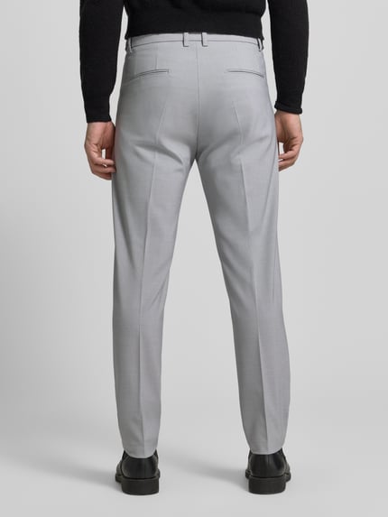 Męski model nosi P&C Special - Exklusiv bei P&C Slim Fit Anzughose Modell 'Salto' von CINQUE, mieszanka bawełny, krój slim fit, szary, zapięcie na haftkę i zamek błyskawiczny, szlufki na pasek, boczne i tylne kieszenie, kanty, szerokość w rozmiarze 50: 38 cm, długość wewnętrzna nogawki: 75 cm, widok całej sylwetki z tyłu