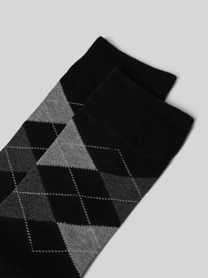 Produktfoto, Socken mit Karomuster im 2er-Pack von camano z bawełnianego miksu ze stretchem, czarno-szara geometria, detal z logo, na szarym tle