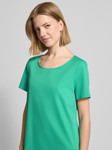 Kobiece modelka nosi Minikleid mit rückseitigem Knopfverschluss od ROBE LÉGÈRE w kolorze zielonym, bawełniana mieszanka ze stretchem, krój A-linii, okrągły dekolt, długość tyłu w rozmiarze 36: 90 cm, szerokość w rozmiarze 36: 48 cm, długość rękawa w rozmiarze 36: 22 cm, zbliżenie na górną część ciała, widok z przodu.