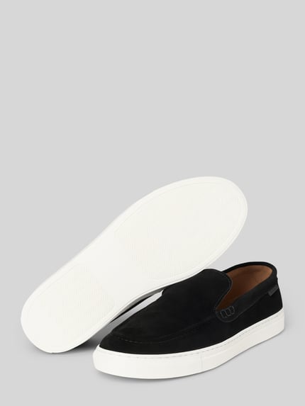 Produktfoto, Loafer aus echtem Leder mit Logo-Detail von PS Poelman, schwarze Farbe, abgerundete Passform, profilierte Sohle, Absatzhöhe 3 cm, Schafthöhe 6 cm, Schaftweite 13 cm, Kontrast aus glatter und strukturierter Oberfläche, Herren Loafer