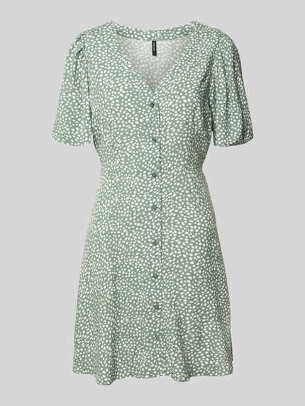 Produktfoto, Leicht ausgestelltes Minikleid aus reiner Viskose Modell 'ALBA' von Vero Moda in Grün mit weißen Punkten, V-Ausschnitt, kurzer Knopfleiste und Taillengürtel, glatte Textur, Mini-Länge, kurzarm und weite Ärmel