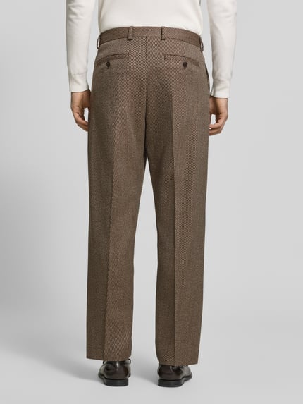 Männermodel trägt Regular Fit Bundfaltenhose aus Wolle von Selected Homme mit Fischgräten-Struktur, Twill, Rückansicht Ganzkörperansicht.