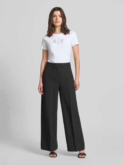 Vrouwenmodel draagt T-Shirt met Logo en Rundhalsausschnitt van ARMANI EXCHANGE, witte katoenen regular fit, logoprint, vooraanzicht volledige lichaamsopname