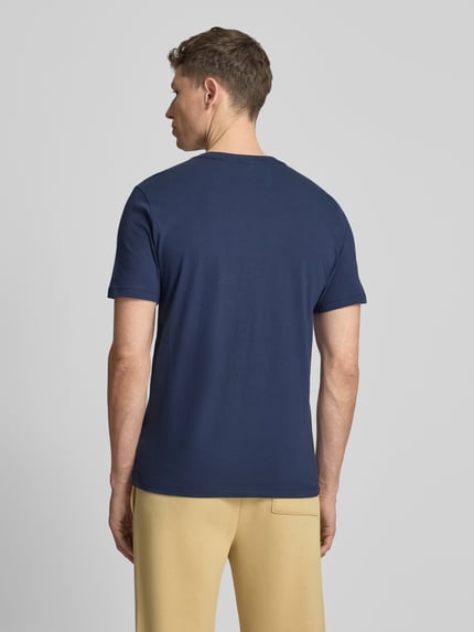 Männermodel trägt T-Shirt mit Logo und Rundhalsausschnitt von GAP, Herren T-Shirt aus reiner Baumwolle, Regular-Fit, Rückenlänge 72 cm, Ganzkörperansicht Rückansicht