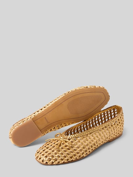 Produktfoto, Ballerinas aus Leder-Mix in Flecht-Optik von INUOVO in Gold mit Zierschleife, semitransparent, glatte Sohle, abgerundete Passform