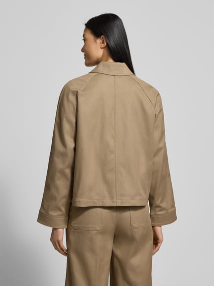 Vrouwenmodel draagt Regular Fit Hemdjacke aus Baumwoll-Mix van Marc O'Polo in effen beige katoenmix, lange mouwen, rugaanzicht.