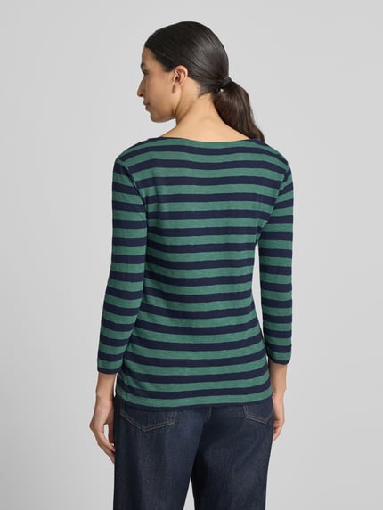 Frauenmodel trägt Longsleeve mit 3/4-Arm von Christian Berg Woman, gestreift in Dunkelblau und Grün, reine Baumwolle, gerader Schnitt, Rückansicht, Rückenlänge bei Größe S 54 cm.