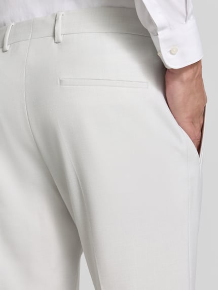 Männermodel trägt Relaxed Fit pantalon met wol Model 'LUIS2' van Strellson, look: effen, detail: achterzak, detailopname rechter heup