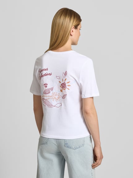 Vrouwenmodel draagt Relaxed Fit T-shirt met ronde hals model 'Jeanitta' van MSCH Copenhagen van puur katoen, ruglengte maat XS/S 58 cm, Ganzkörperansicht Rückansicht.